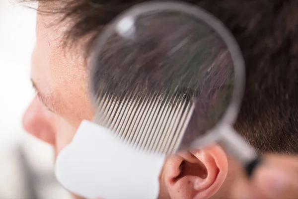 Dermatologista olhando para os pacientes cabelo — Fotografia de Stock