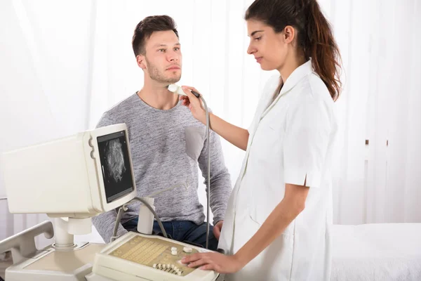 Muž podstupujících lékařské ultrazvukové vyšetření — Stock fotografie