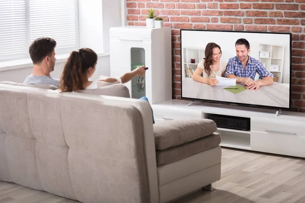 Pareja viendo la televisión —  Fotos de Stock