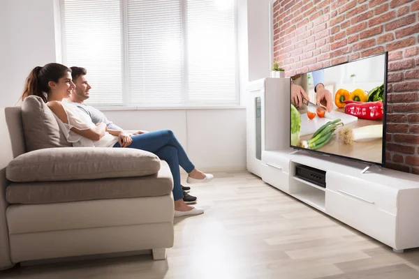 Feliz casal assistindo televisão — Fotografia de Stock