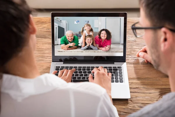 Vidéoconférence de couple avec la famille — Photo