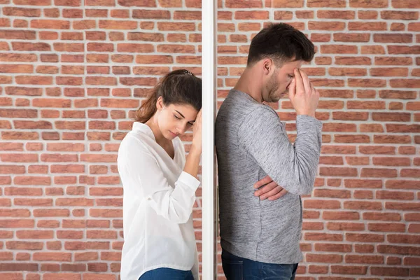 Couple separated by wall — Stock Photo, Image