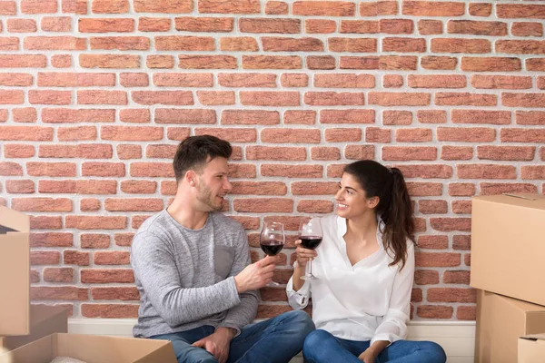 Paar roosteren rode wijn — Stockfoto