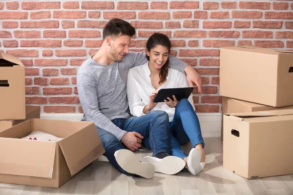 Tablet vasıl ev arıyorum oturan Çift