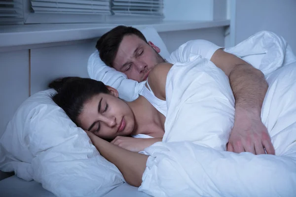 Пара спит и обнимает — стоковое фото