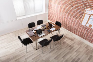 İç ofis dizüstü bilgisayar ile 