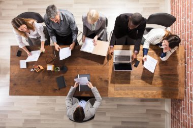 Çeşitli iş ekip içinde toplantı işyerinde