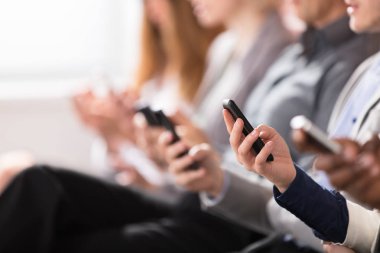 Yakın çekim iş adamları'nın el kullanarak akıllı telefonlar