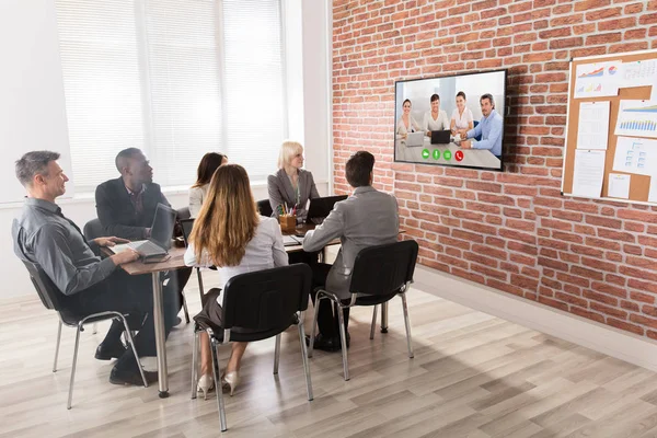 Grupo Empresários Que Fazem Videoconferência Sala Reuniões — Fotografia de Stock