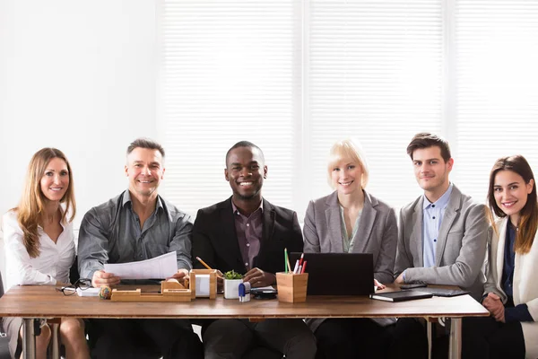 オフィスでのミーティングでアップを探しているビジネスマンの多様なグループ — ストック写真