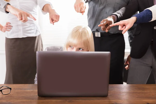 Viele Hände Zeigen Der Gestressten Geschäftsfrau Arbeitsplatz — Stockfoto