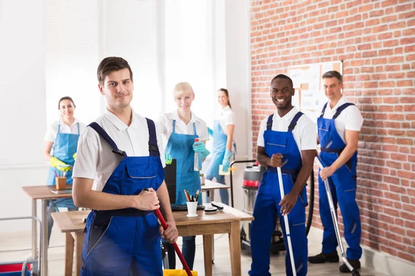 Grupo Janitores Diversos Limpeza Uniforme Escritório Com Equipamentos Limpeza — Fotografia de Stock