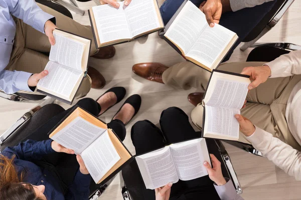 Vista Elevada Pessoas Sentadas Cadeira Livros Leitura Círculo — Fotografia de Stock