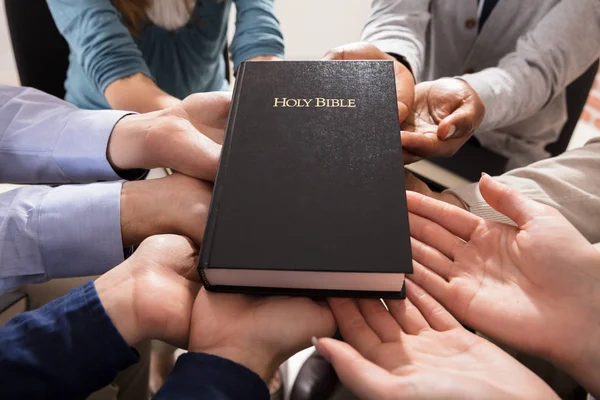 Heilige Bibel Über Den Händen Verschiedener Menschen — Stockfoto