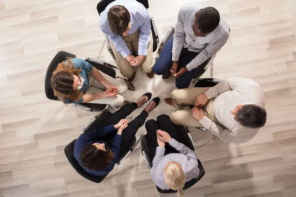 Daire sandalye üzerinde oturan farklı insanlar havai görünümü