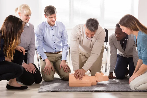 Los Estudiantes Están Mirando Instructor Que Realiza Técnica Resucitación Maniquí —  Fotos de Stock