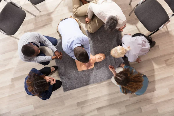 Översiktsbild Första Hjälpen Instruktör Visar Återupplivning Teknik Dummy — Stockfoto