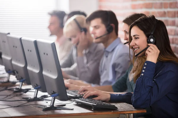 Agente Atendimento Cliente Feminino Positivo Com Fone Ouvido Trabalhando Call — Fotografia de Stock