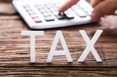 Vergi Word kişi önünde 