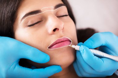 Güzellik uzmanı uygulanan makyaj 