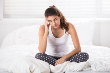 Yatakta oturan kadın 