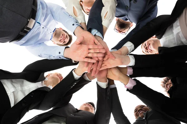 Többnemzetiségű emberek egymásra kezek — Stock Fotó