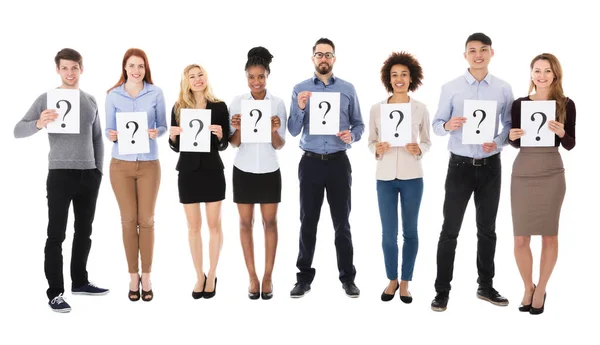 Groep van studenten met vraagteken teken — Stockfoto