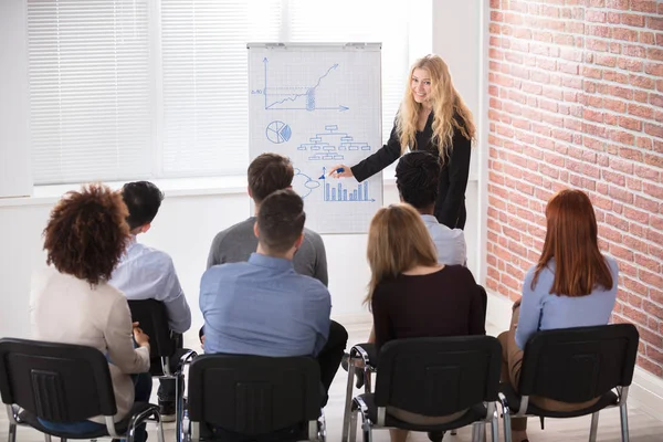 Mujer de negocios dando presentación — Foto de Stock