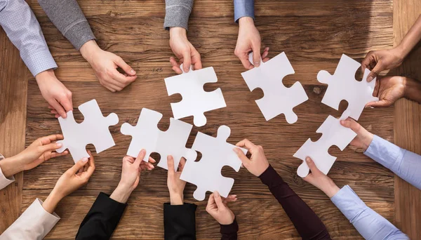 Empresarios resolviendo rompecabezas — Foto de Stock