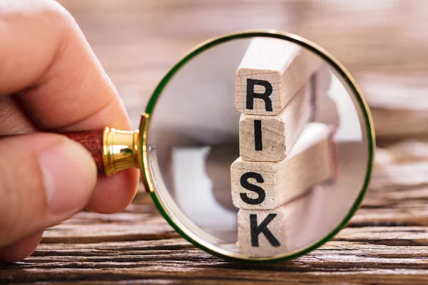 Person inspektera Risk block — Stockfoto