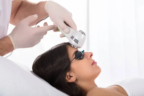 Vrouw krijgen laserbehandeling — Stockfoto