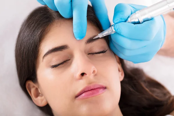 Cosmetologist Applying Make Up — Stock Photo, Image