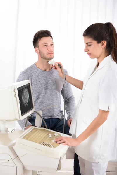 Mann bekommt Ultraschalluntersuchung — Stockfoto