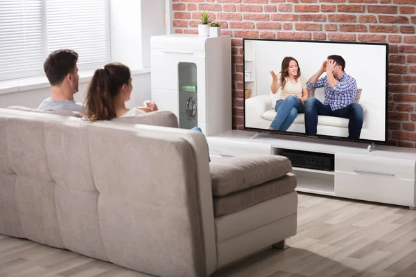 Casal assistindo televisão — Fotografia de Stock