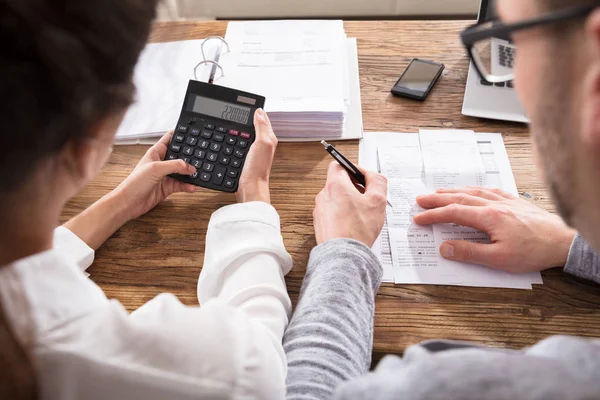 Couple Calculating Bills — Stock Photo, Image