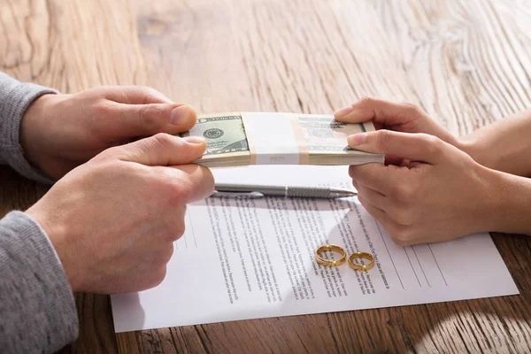 Pareja luchando por dinero — Foto de Stock