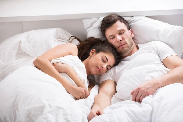 Para Śpiąca na łóżku — Zdjęcie stockowe