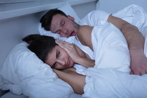 Coppia dormire sul letto — Foto Stock