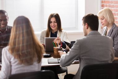 Gülümseyen genç kadın yöneticisi Office toplantıda onun meslektaşı ile