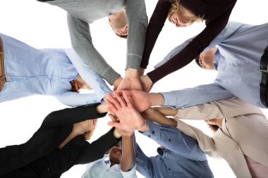 Üniversite öğrencileri eller yığınlama