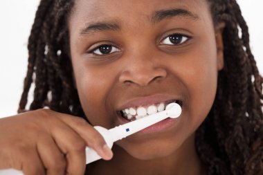 Kız dişlerini fırçalıyor. 