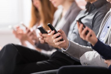 Akıllı telefon kullanarak iş adamları'nın ele Close-Up