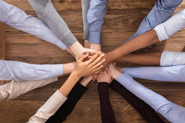 Geschäftsleute stapeln die Hände — Stockfoto