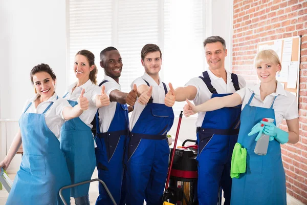 Happy Diverse Janitors Escritório Com Equipamentos Limpeza Mostrando Sinal Polegar — Fotografia de Stock