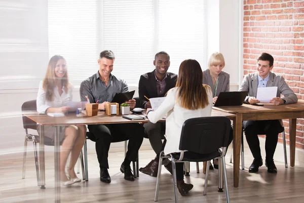 Gruppe Unterschiedlicher Geschäftsleute Bei Einem Treffen Büro — Stockfoto