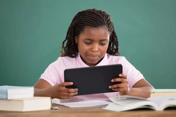 Dijital tablet kullanarak kız öğrenci — Stok fotoğraf