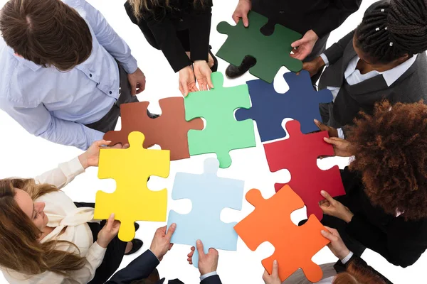Empresários Solving Jigsaw Puzzle — Fotografia de Stock