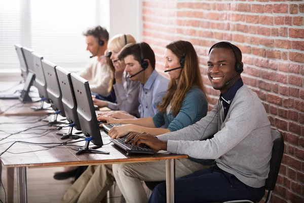 Jovem Equipe Call Center Conversando Com Clientes — Fotografia de Stock