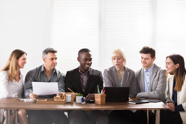 Diverso Grupo Empresarios Mirando Computadora Portátil Reunión — Foto de Stock