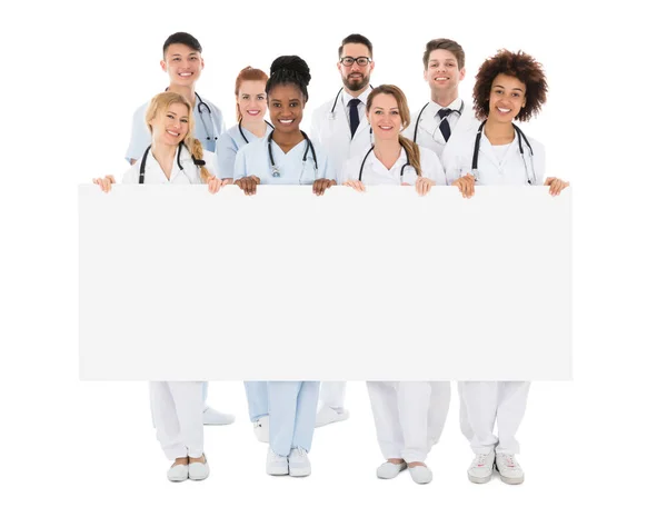 Équipe de médecins multi-ethniques — Photo